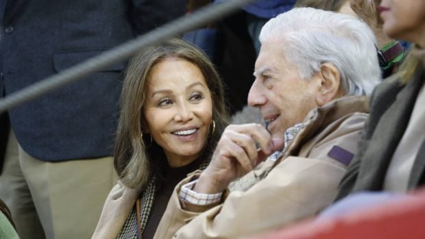 Isabel Preysler y Mario Vargas Llosa en una plaza de toros. (Foto: Gtres)