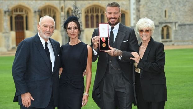 David Beckham y Victoria junto a sus padres. (Foto: Gtres)