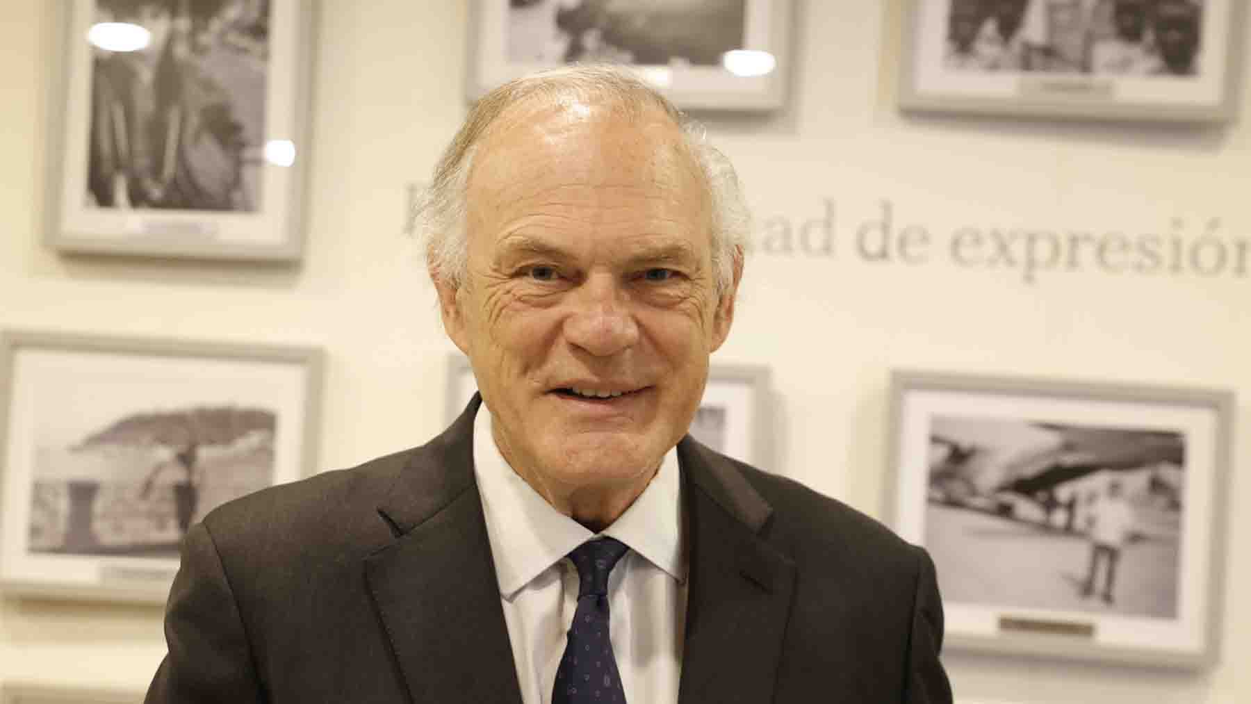 Pedro Piqueras en pijama dando de comer a sus gallinas: la imagen que nunca imaginaron los espectadores