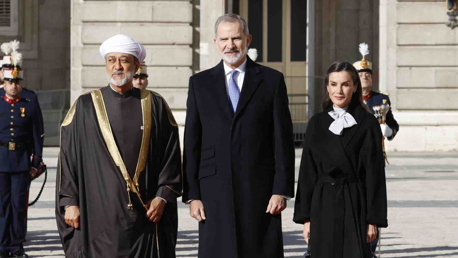 La Reina Letizia rescata un icónico vestido para recibir al sultán de Omán