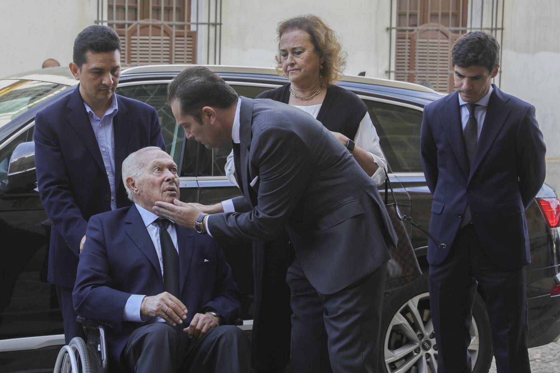 Curro Romero y Carmen Tello en un funeral en Jerez. (Foto: Gtres)