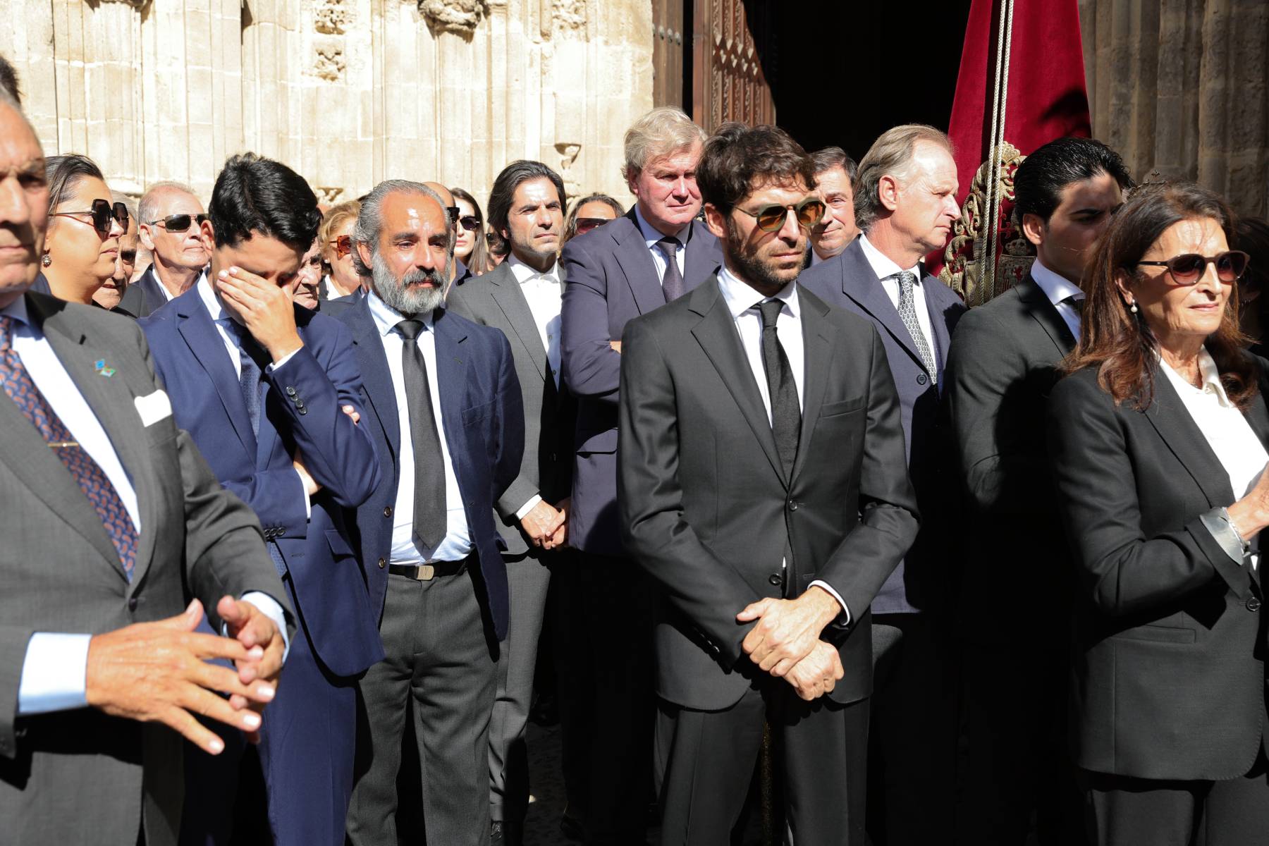 Francisco y Cayetano Rivera en un funeral. (Foto: Gtres)