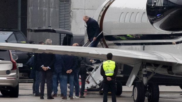 Juan Carlos I aterriza en Vigo tras publicar sus memorias. (Foto: Gtres)
