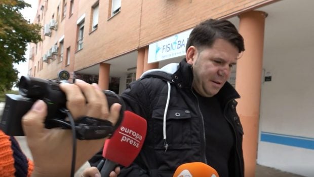 Lucas atendiendo a los reporteros. (Foto: Gtres)