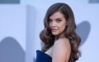 Retrato de la modelo Barbara Palvin, que aparece posando sobre una alfombra roja con la melena suelta. (Foto: Gtres)