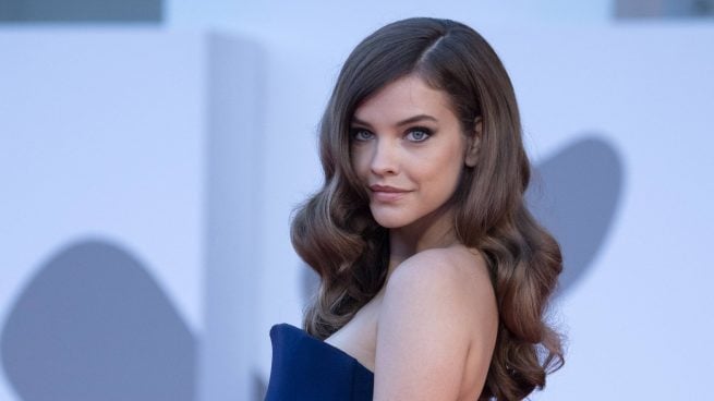Retrato de la modelo Barbara Palvin, que aparece posando sobre una alfombra roja con la melena suelta. (Foto: Gtres)