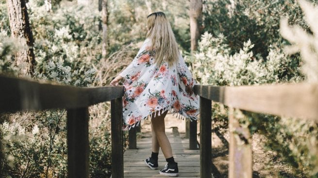 El vestido efecto cuero de Stradivarius que conquista a las que más saben de moda: no puede faltar en tu armario este invierno