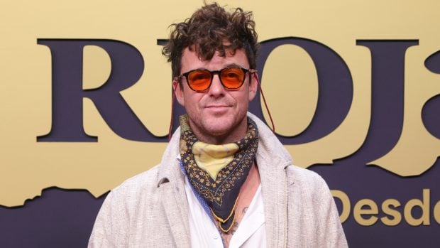 Aldo Comas sale en defensa de la monarquía. (Foto: Gtres)