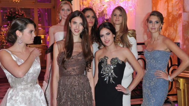 Margaret Qualley y Tallulah Willis durante el Baile de Debutantes de 2011. (Foto: Gtres)