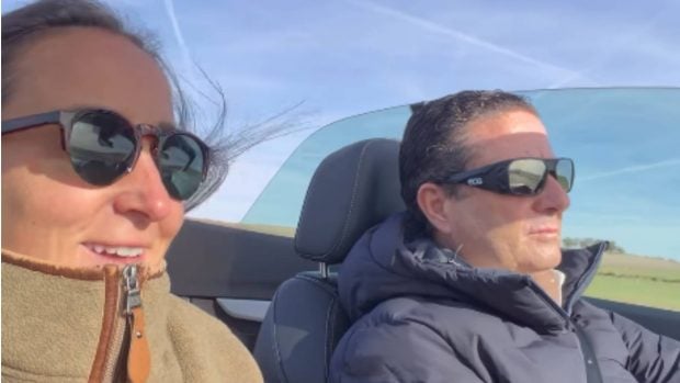 Lucía Pombo y Víctor Pombo en el descapotable. (Foto: Instagram)