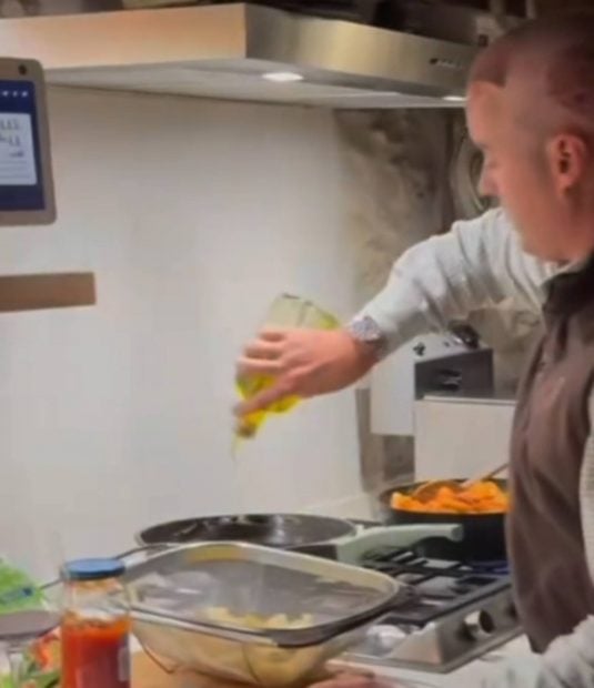 Álvaro López Huerta cocinando. (Foto: Instagram)