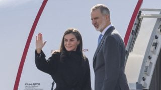 La Reina Letizia con el Rey Felipe. (Foto: Gtres)