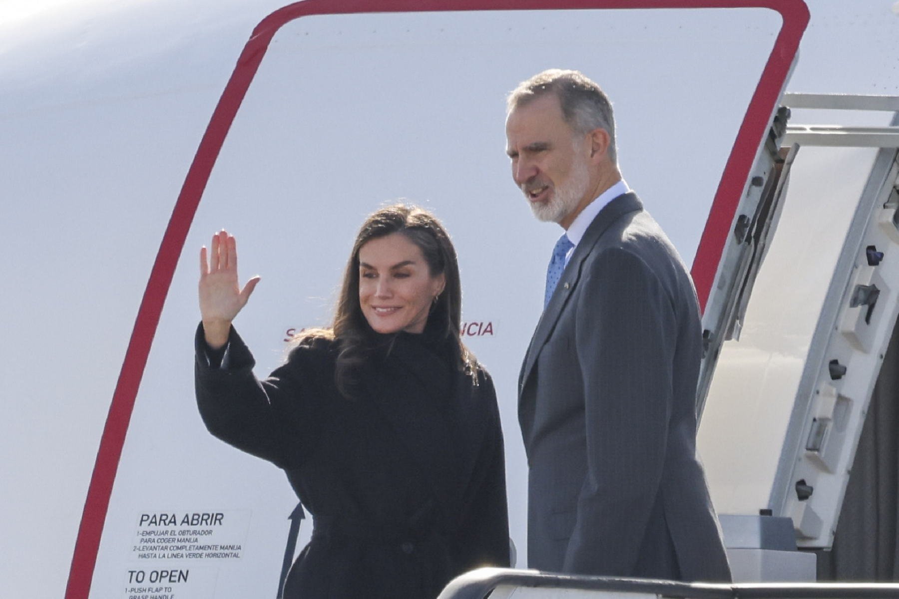 En imágenes: los Reyes Felipe y Letizia dicen adiós a España para emprender su viaje a China