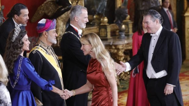 Esther Alcocer saludando a los Reyes de España. (Foto: Gtres)