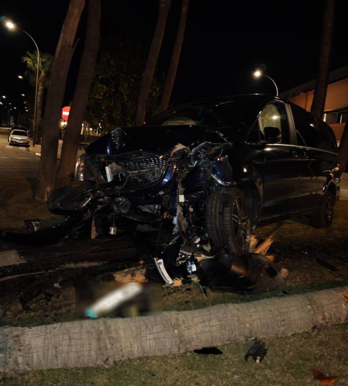 En otras tomas, la furgoneta aparece con una de las ruedas delanteras levantada. (Fotos: Look)