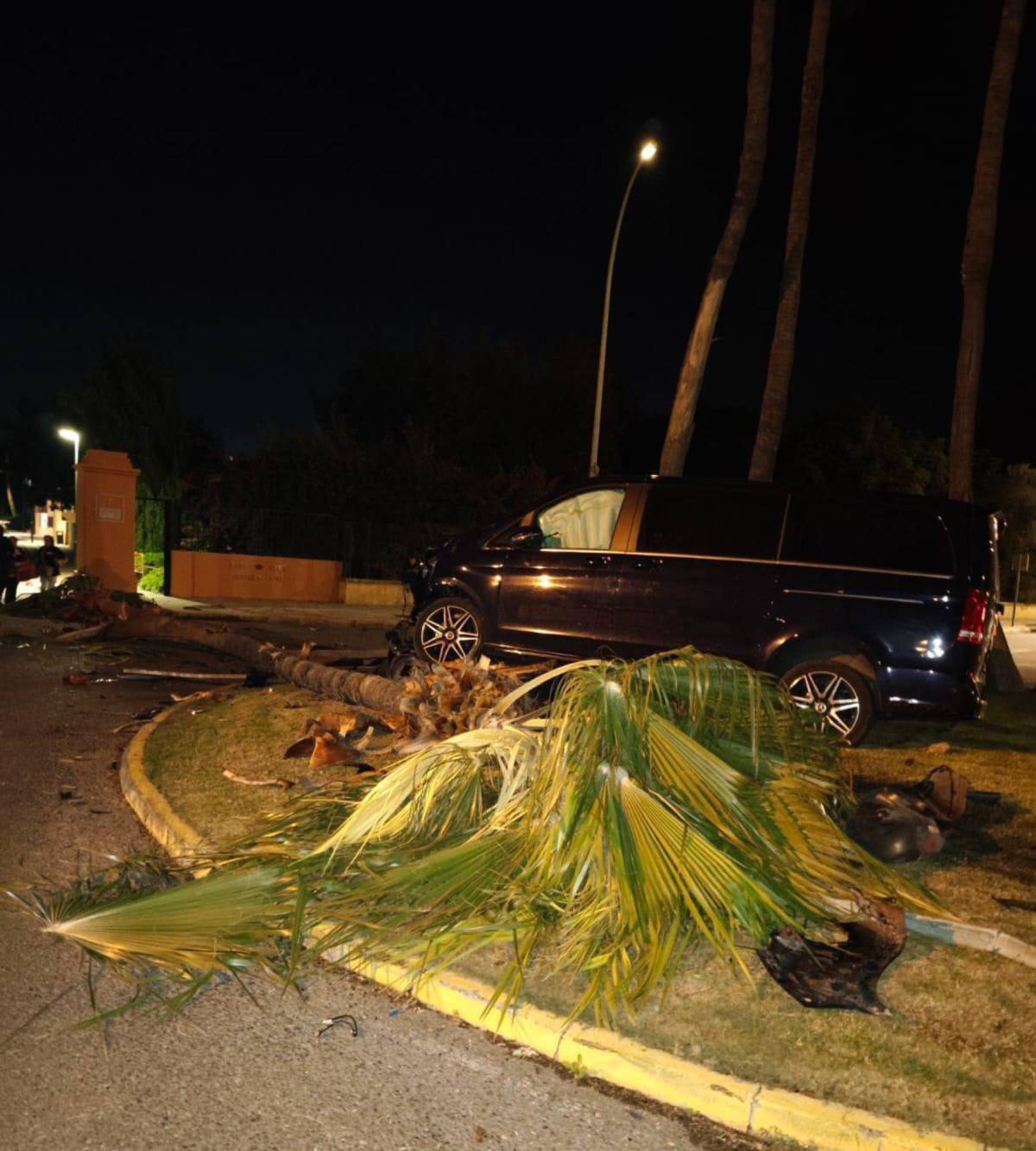 El vehículo quedó subido sobre el bordillo de la glorieta del Real Club Sevilla Golf. (Fotos: Look)