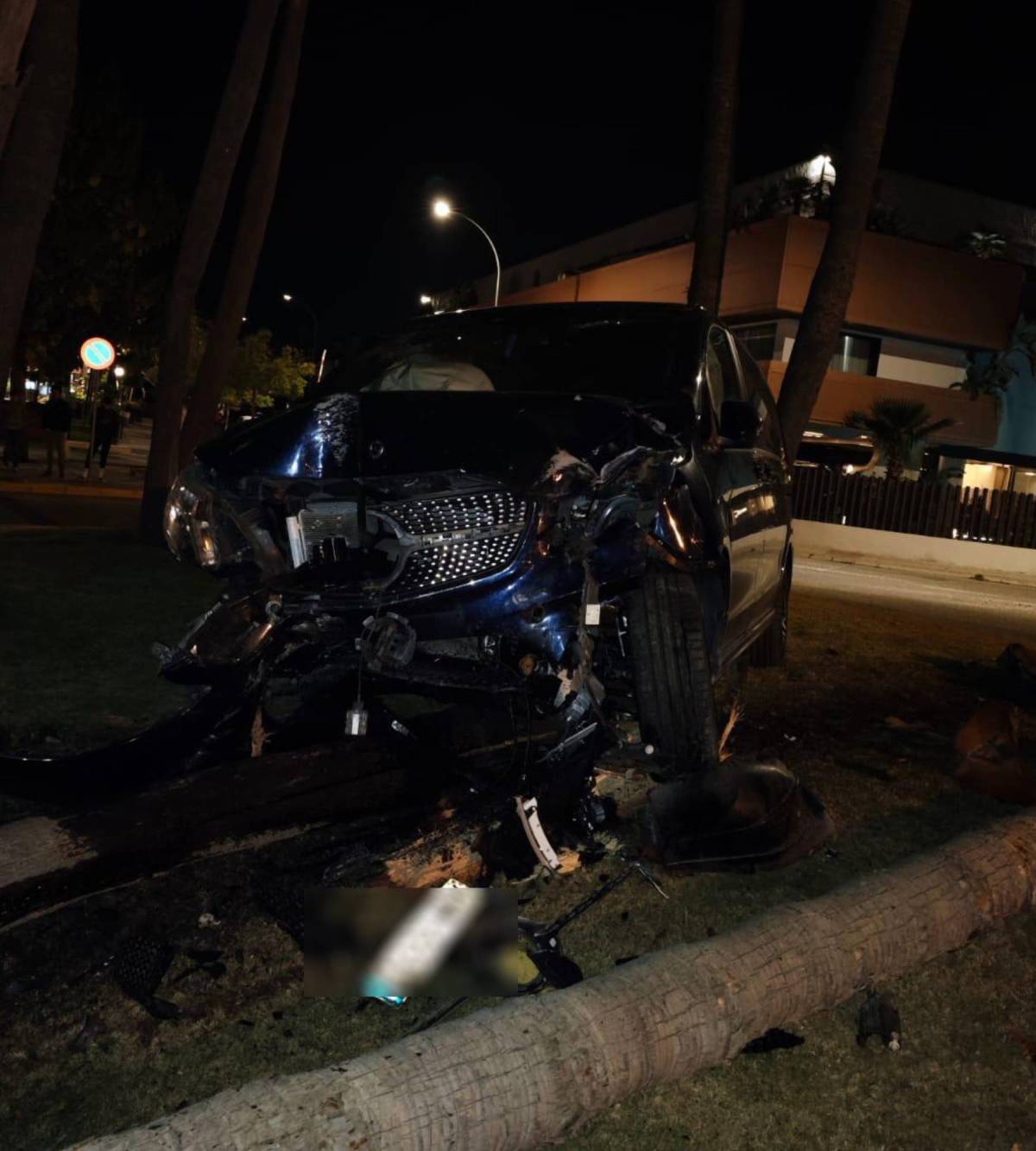 La furgoneta Mercedes del torero completamente destrozada en la parte delantera, con el capó hundido y los airbags desplegados. (Foto: Look)