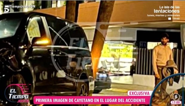 En la imagen se aprecia el momento posterior al accidente de tráfico protagonizado por Cayetano Rivera. (Foto: Telecinco)