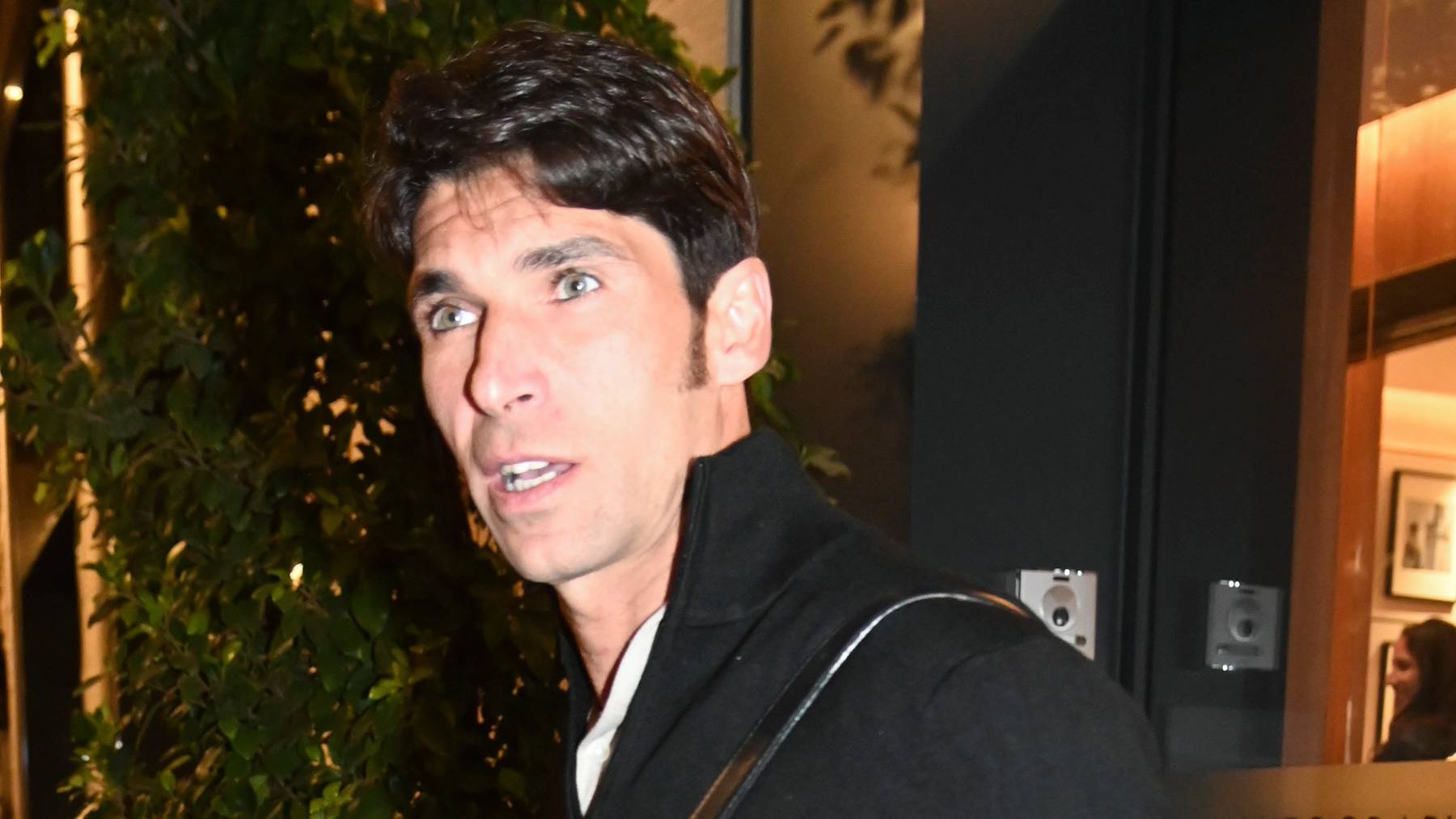 Susto en Sevilla: Cayetano Rivera empotra su furgoneta en una glorieta del Real Club de Golf