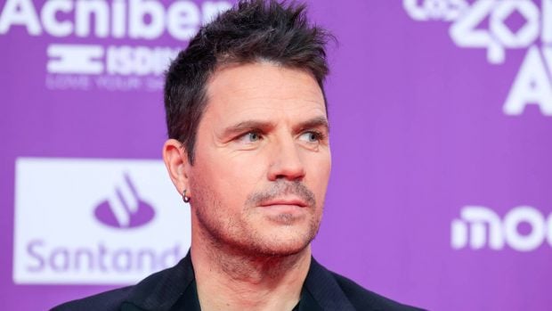 Dani Martín posa en la alfombra roja de una gala musical. (Foto: Gtres)