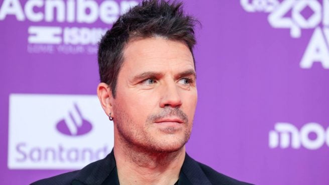 Dani Martín posa en la alfombra roja de una gala musical. (Foto: Gtres)