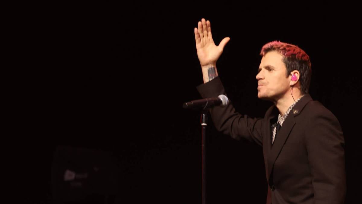 En pleno concierto, el artista madrileño alza la mano emocionado, mostrando su conexión con los fans. (Foto: Gtres)