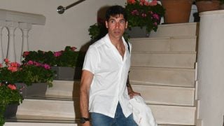 En la fotografía se puede ver a Cayetano Rivera, vestido de manera informal con camisa blanca y vaqueros. (Foto: Telecinco)