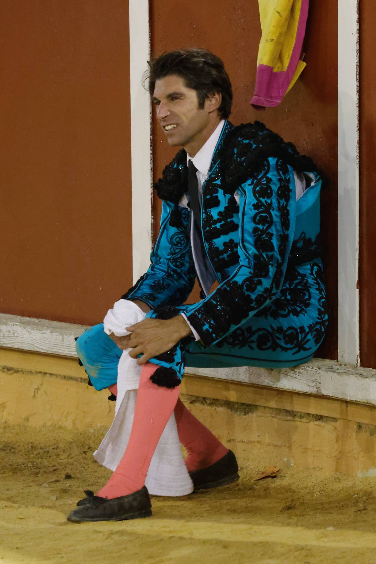 Cayetano Rivera vestido con un traje de luces azul con bordados negros. (Foto: Gtres)