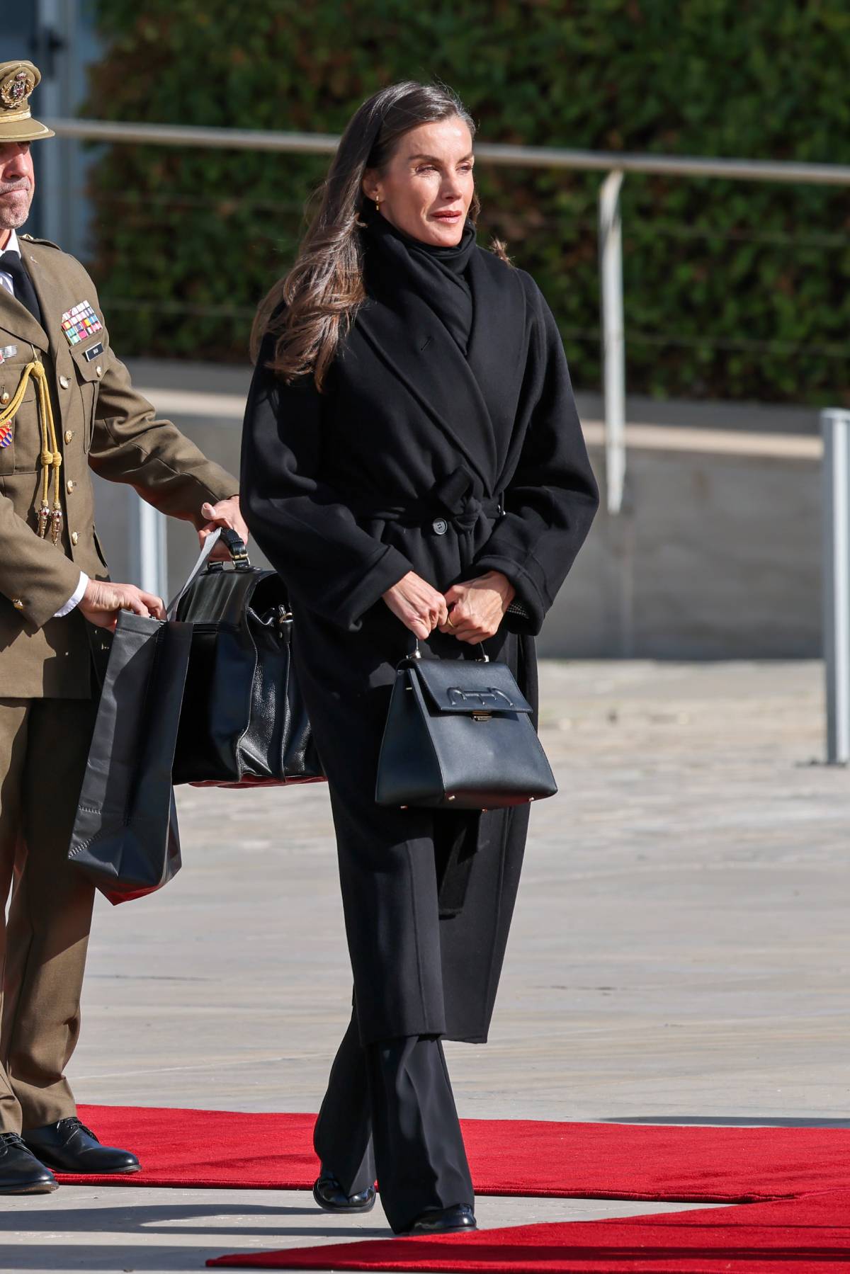 Doña Letizia destaca con su look total black. (Foto: Gtres)