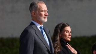 Los Reyes de España, Felipe VI y Letizia, antes de poner rumbo a China. (Foto: Gtres)