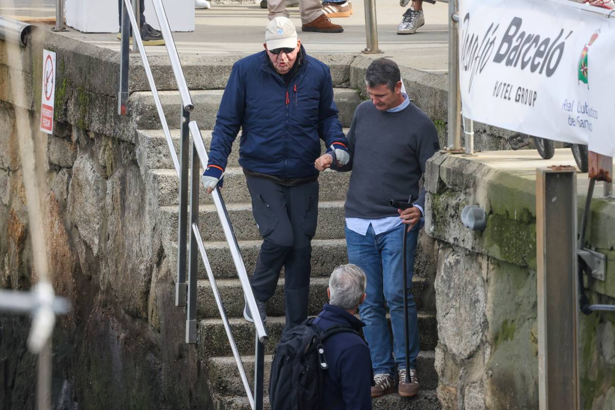El progenitor del actual monarca desciende con ayuda las escaleras del pantalán antes de subir a la embarcación. (Foto: Gtres)