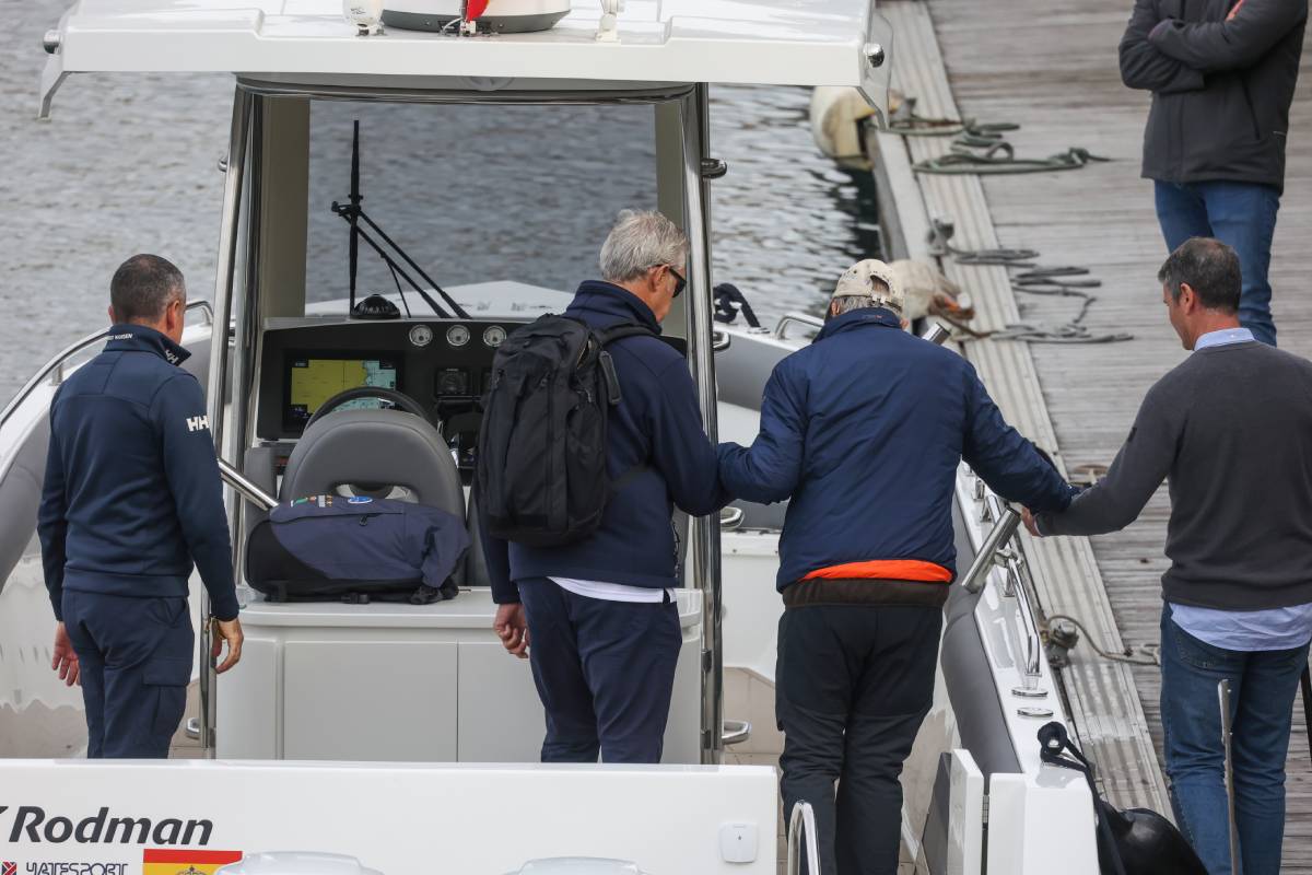 El Rey Juan Carlos I se apoya en sus amigos para embarcarse en el puerto deportivo de Sanxenxo. (Foto: Gtres)
