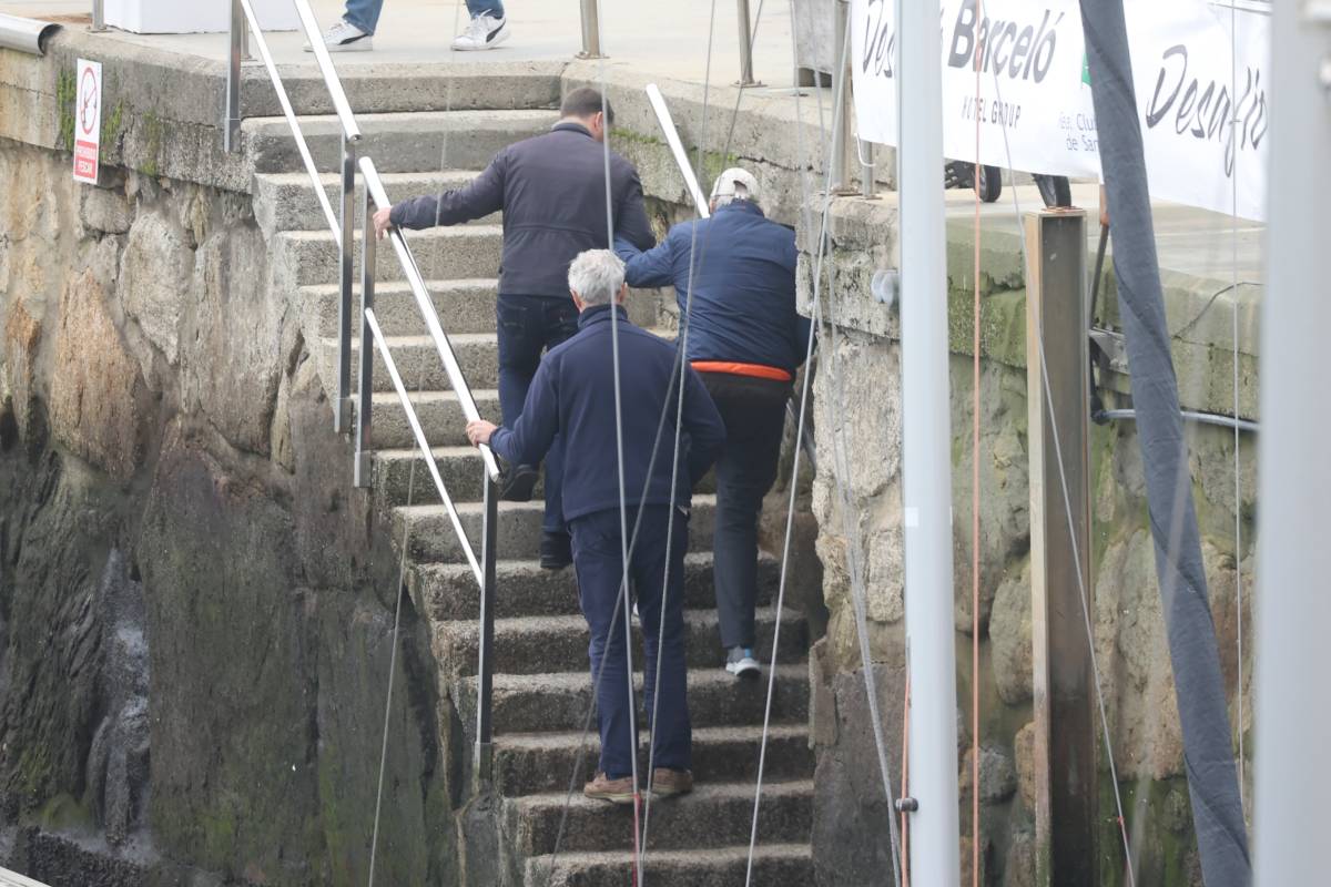 El padre de Felipe VI sube con dificultad las escaleras del puerto de Sanxenxo. (Foto: Gtres)