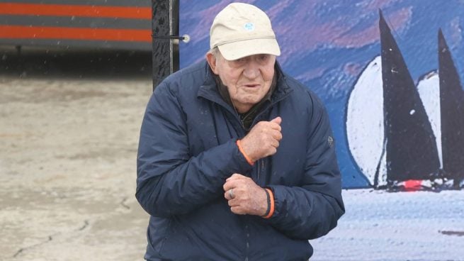 El Rey Juan Carlos I durante las regatas de Sanxenxo en noviembre de 2025. (Foto: Gtres)