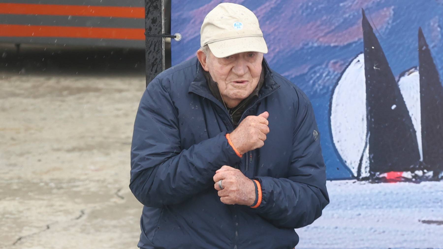 La imagen más preocupante del Rey Juan Carlos I apoyado en un muro para poder avanzar en Sanxenxo