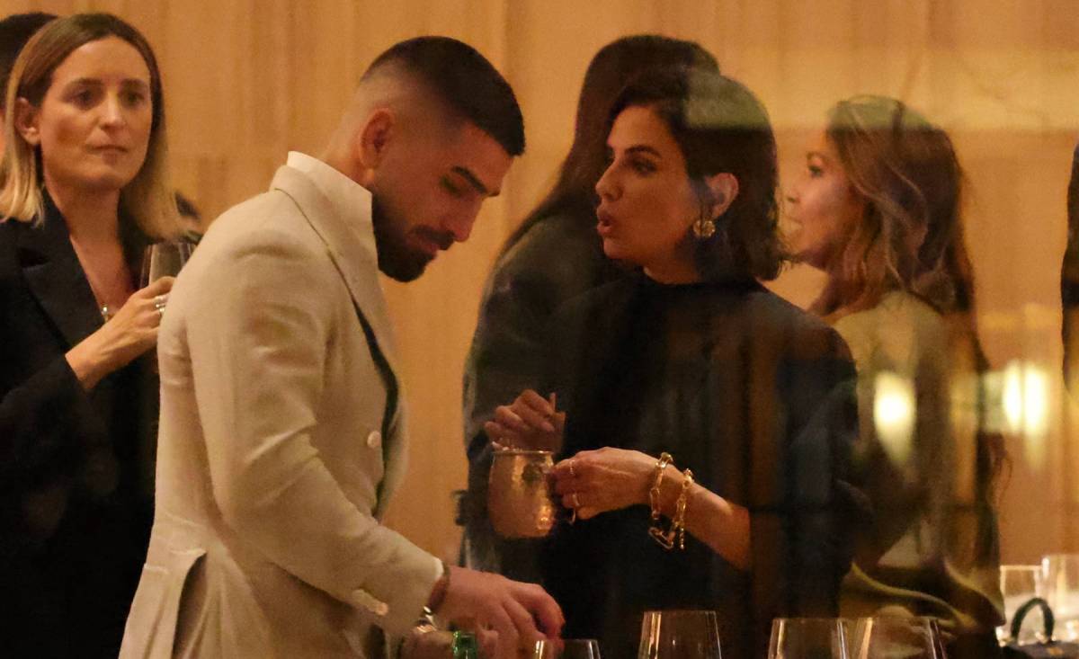 La actriz disfrutó de la noche charlando animadamente con Andrés Velencoso e Ilia Topuria. (Foto: Gtres)