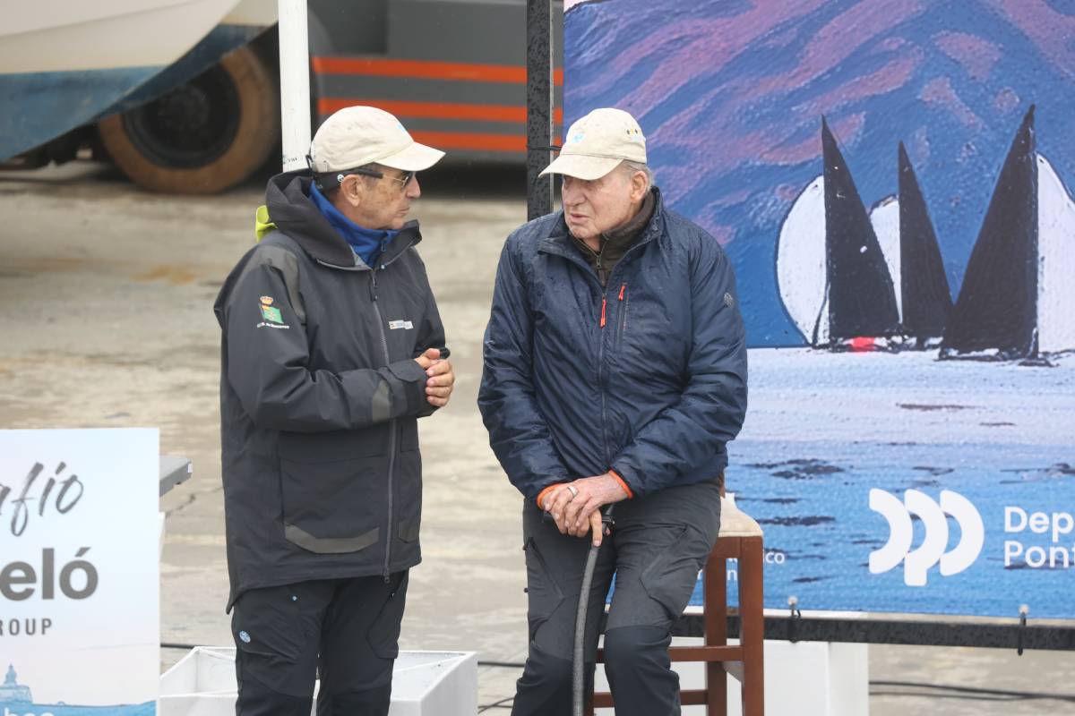 El Rey Juan Carlos I conversa con uno de sus compañeros de regatas. (Foto: Gtres)