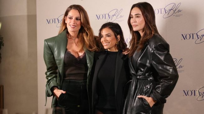Eva Longoria posó radiante junto a sus grandes amigas españolas en el photocall del restaurante Notablu. (Foto: Gtres)