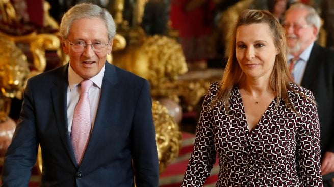 Fernando Ónega junto a su mujer en una recepción en el Palacio Real. (Foto: Gtres)