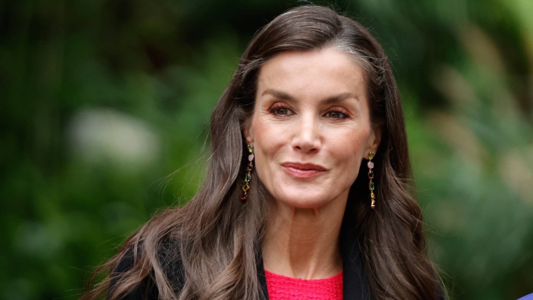 La Reina Letizia deslumbra en China con el vestido fucsia más misterioso de su armario