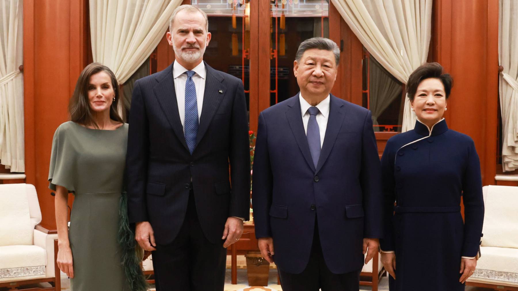 La Reina Letizia recupera un icónico vestido verde salvia en su primera cena oficial en China