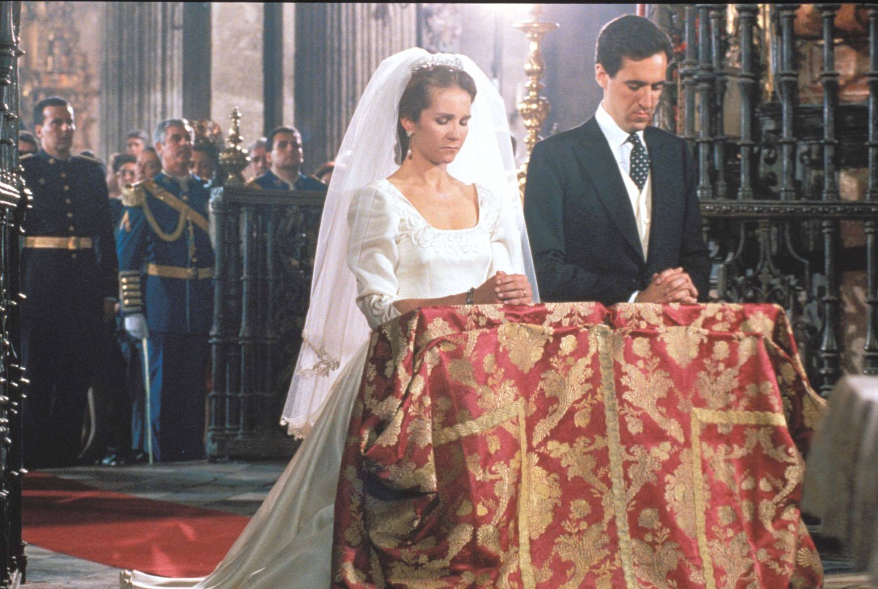 La infanta Elena y Jaime de Marichalar el día de su boda. (Foto: Gtres)