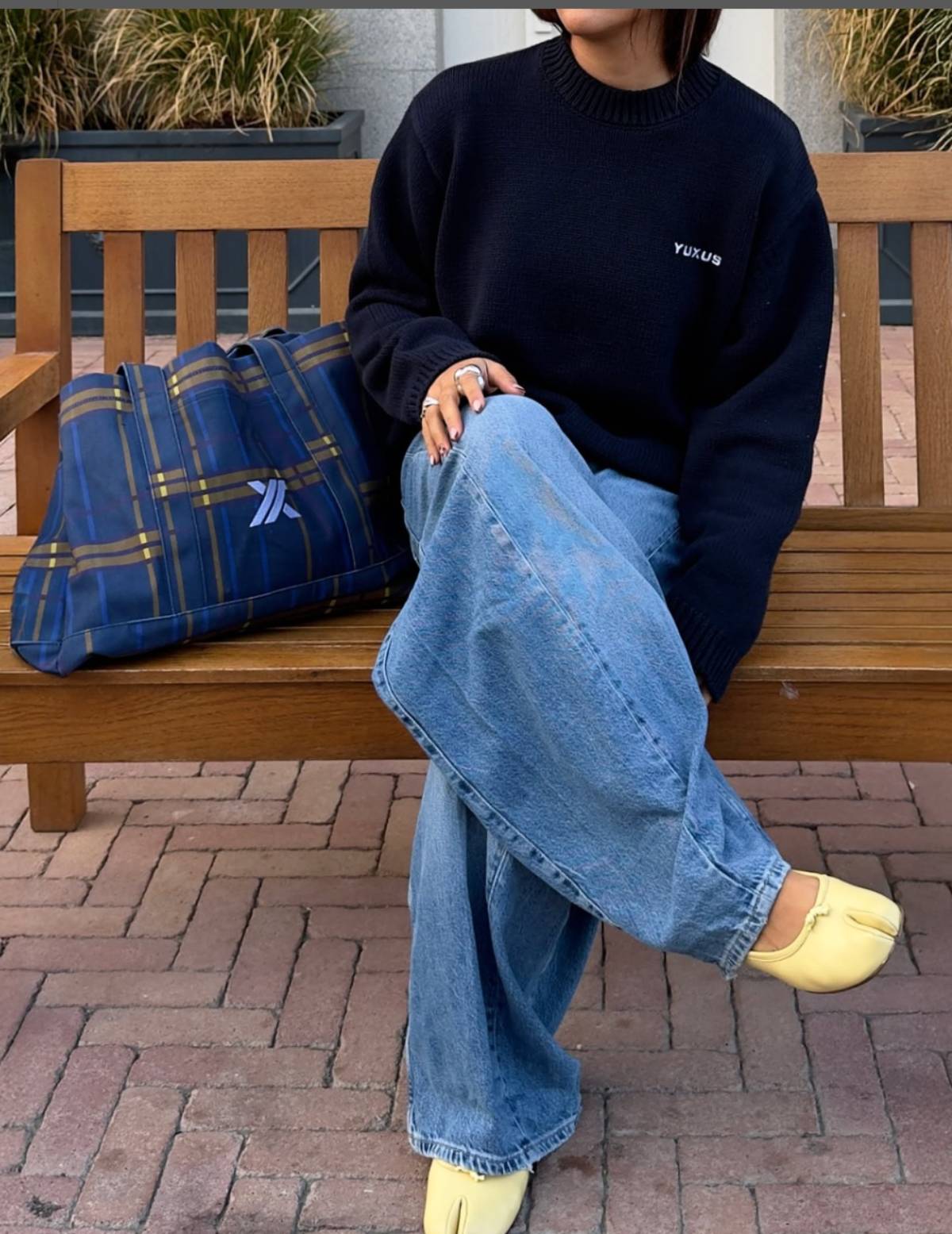 Calzado plano y llamativo que rompe la sobriedad del look con un toque alegre y urbano. (Foto: Redes Sociales)