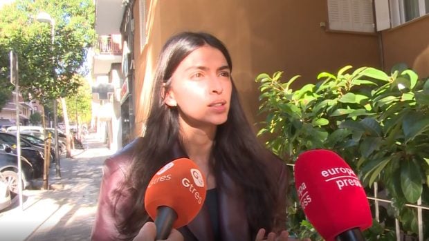 Lucía Rivera atiende a los reporteros. (Foto: Gtres)