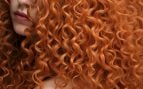 Mujer con melena de rizos
