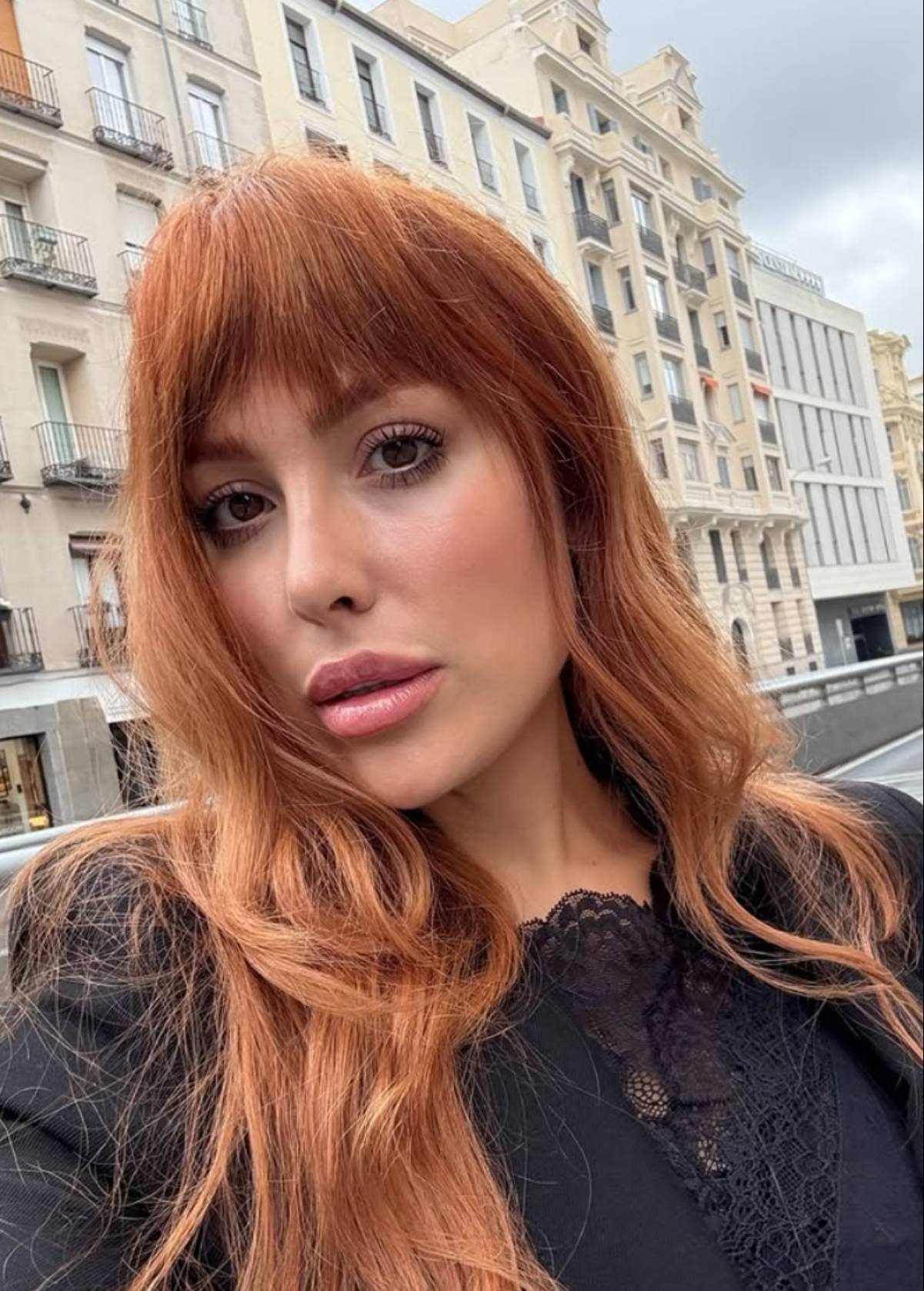 Ivana Rodríguez posa con su cambio de look: melena larga pelirroja y flequillo. (Foto: Redes Sociales)