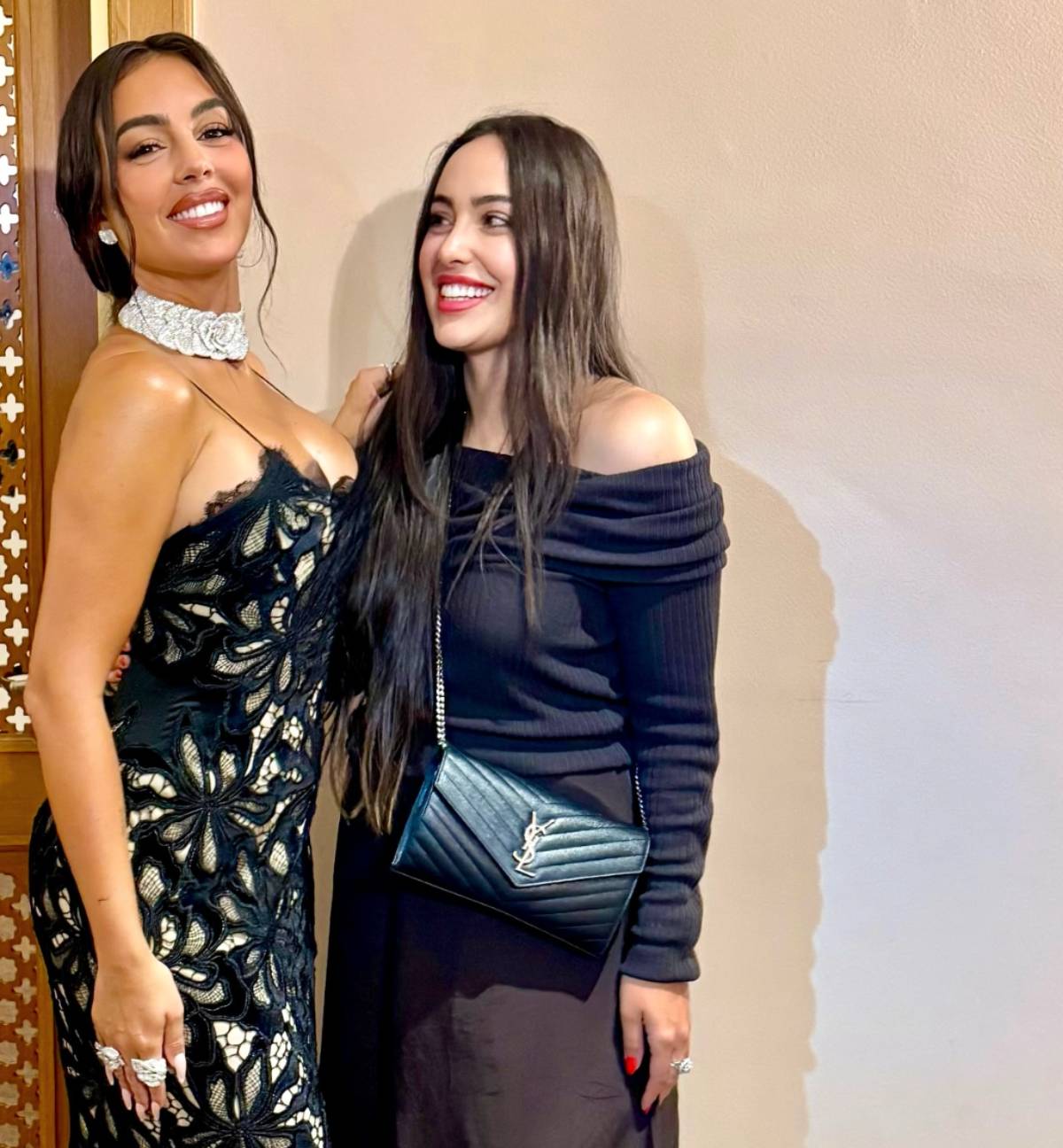 Ivana Rodríguez y su hermana, Georgina, posan juntas y sonríen. (Foto: Redes Sociales)