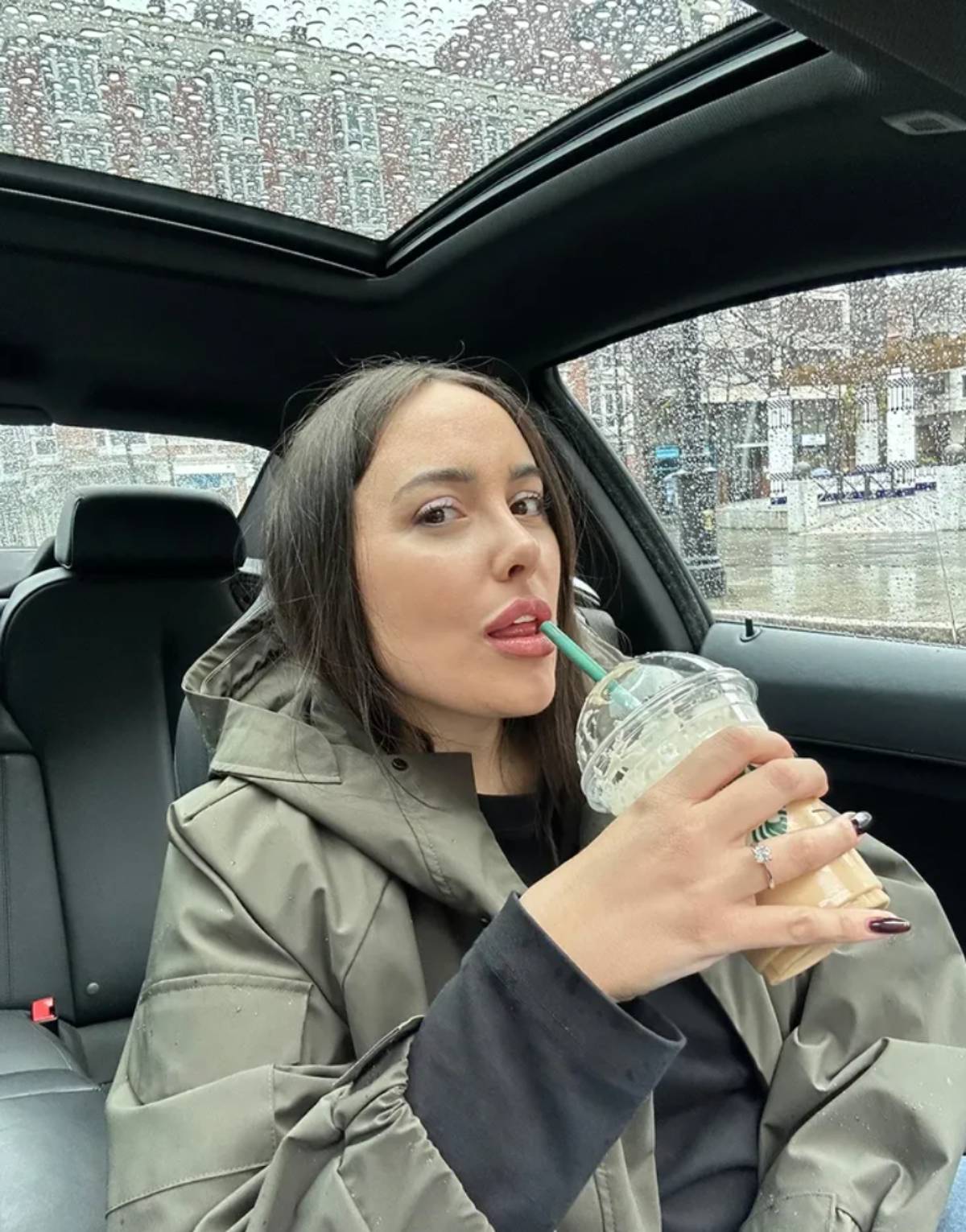 Ivana Rodríguez con cabello oscuro y liso, maquillaje definido y unos labios voluminosos. (Foto: Redes Sociales)