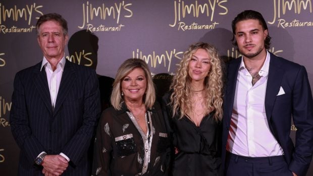 Carlo Costanzia posa con Alejandra Rubio, Terelu Campos y su padre. (Foto: Gtres)