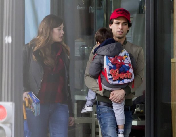 Jessica Bueno y Jota Peleteiro junto al hijo mayor de la modelo, Francisco. (Foto: Gtres)